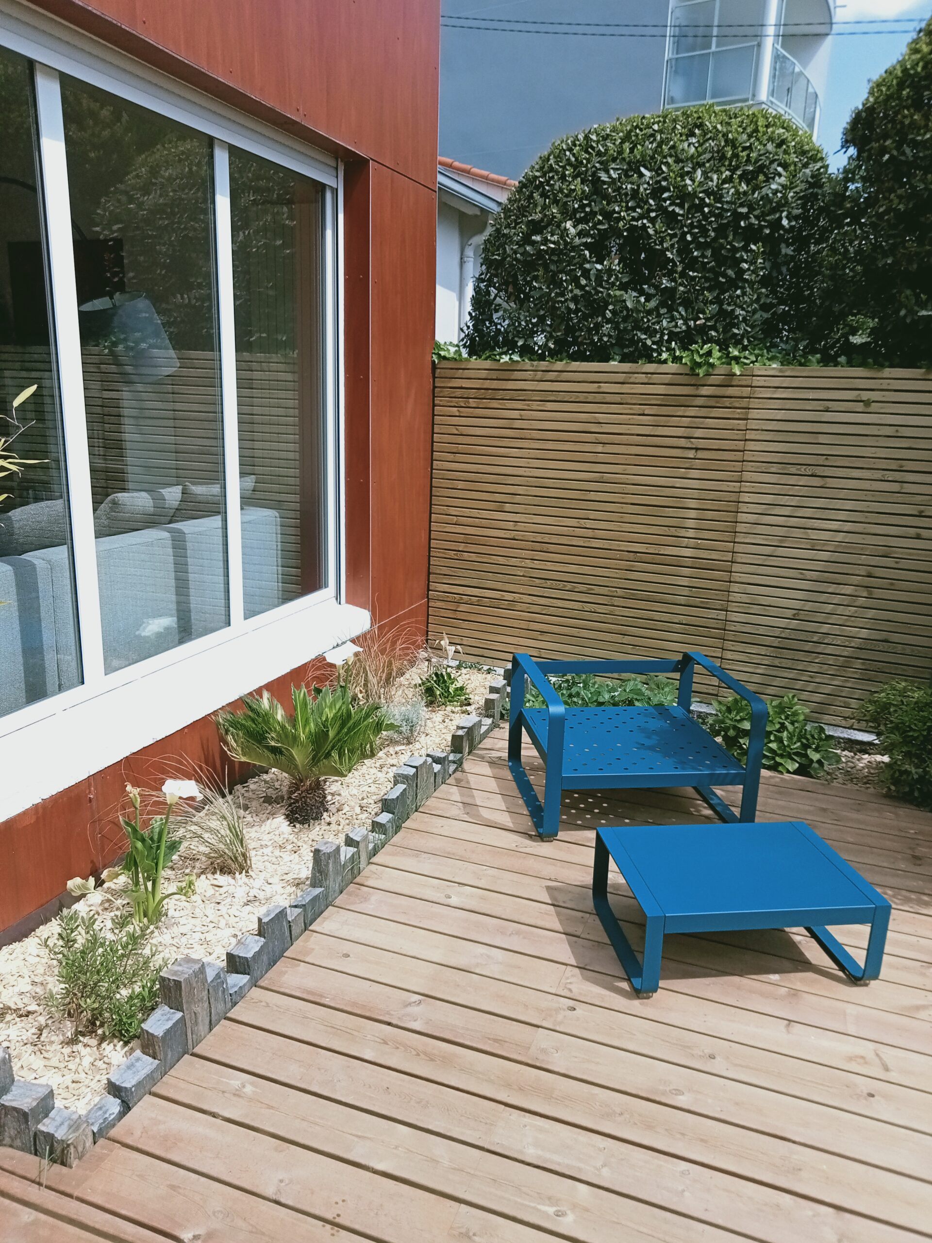 terrasse bois avec réservation pour végétaux