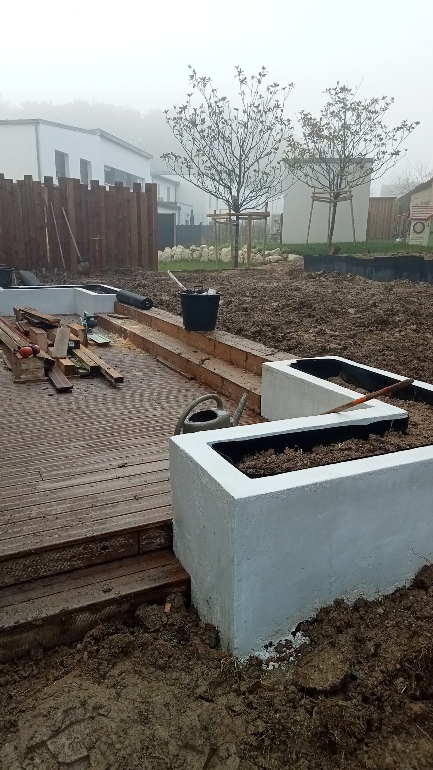 chantier en cours terrasse bois et jardinière enduit blanche